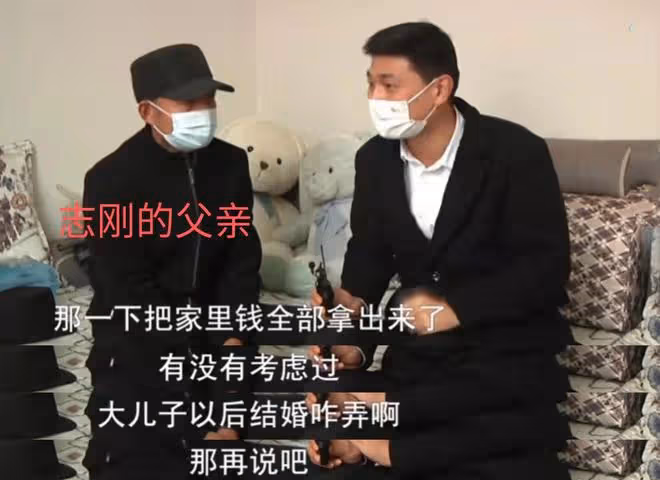 「誰讓你結婚晚?」弟弟花光家中積蓄,哥哥沒錢結婚反被父親指責