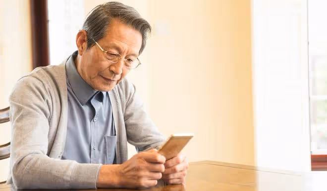 64歲大爺拒絕女鄰居的大膽示愛:我雖老,但還沒有老糊塗