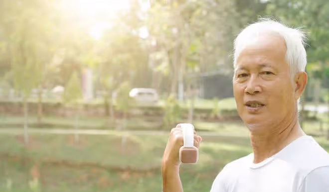 64歲大爺拒絕女鄰居的大膽示愛:我雖老,但還沒有老糊塗