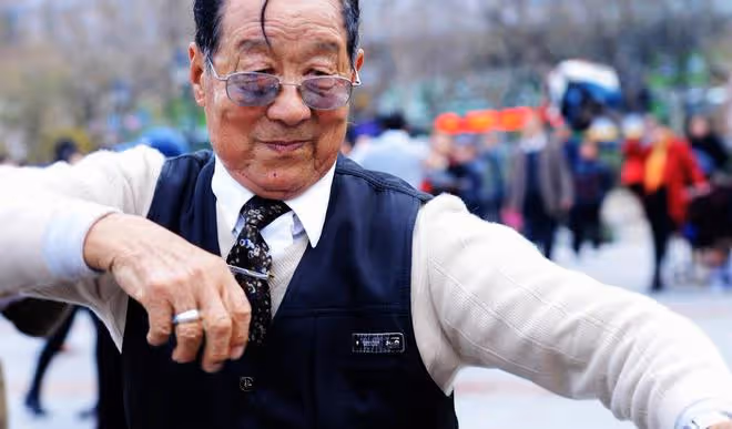 64歲大爺拒絕女鄰居的大膽示愛:我雖老,但還沒有老糊塗