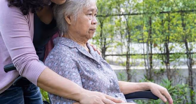 49歲女人給90歲老奶奶做住家保姆:對方待我如親人,可我卻想辭職