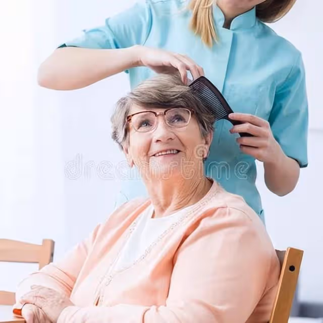 49歲女人給90歲老奶奶做住家保姆:對方待我如親人,可我卻想辭職