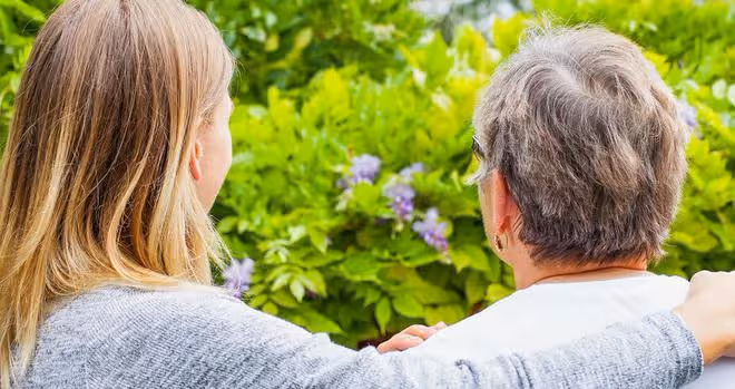 49歲女人給90歲老奶奶做住家保姆:對方待我如親人,可我卻想辭職