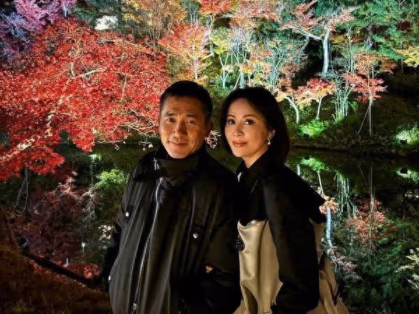 劉嘉玲飛南法探班梁朝偉! 甜膩勾手「大方打招呼」
