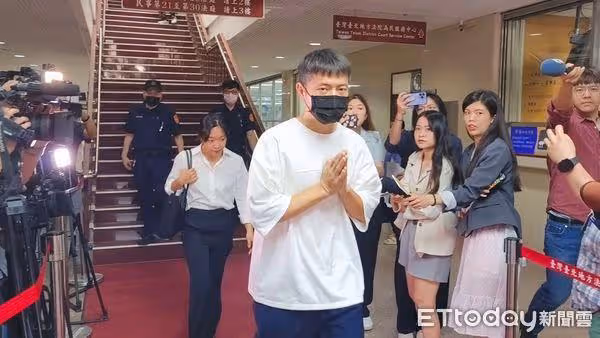 宥勝出庭半小時結束...雙手合十不語!涉強制猥褻5/24宣判