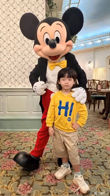 蔡少芬曬4歲兒子近照,魚蛋長成翻版張晉,齊劉海過肩長發超搶鏡