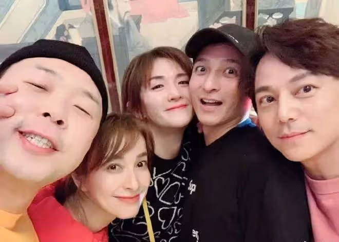 50歲何炅:20年護著4個「家人」,最後一個沒留住,他老了,累了
