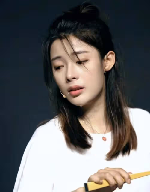 「最帥女小生」一上台,黃曉明嚇到自愧不如,她魅力究竟有多大?