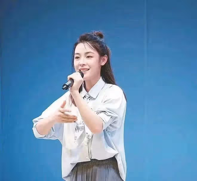「最帥女小生」一上台,黃曉明嚇到自愧不如,她魅力究竟有多大?