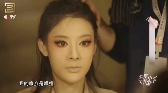 「最帥女小生」一上台,黃曉明嚇到自愧不如,她魅力究竟有多大?