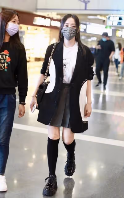 張靚穎越長越稚嫩,用撞色西裝混搭百褶裙,39歲一副清純學生樣