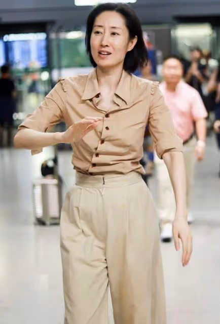 劉敏濤真會穿,闊腿褲配「扭腰襯衫」,效果意外的洋氣時髦