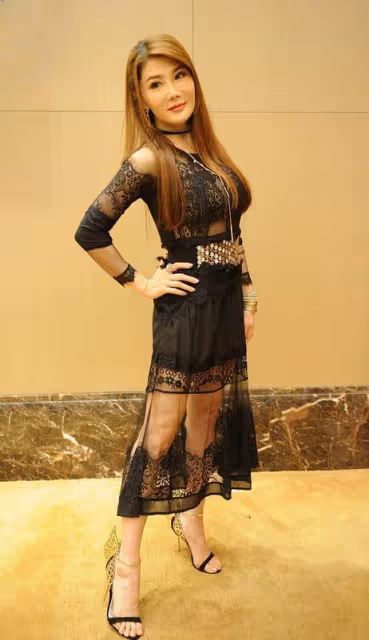50+楊麗菁身材太好了,穿蕾絲裙秀完美曲線,熟女韻味真迷人
