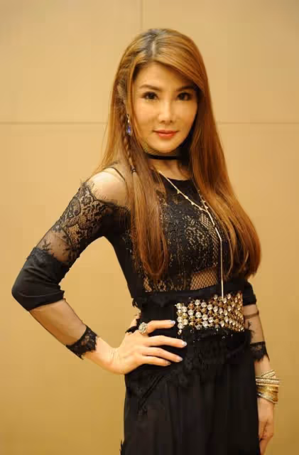 50+楊麗菁身材太好了,穿蕾絲裙秀完美曲線,熟女韻味真迷人