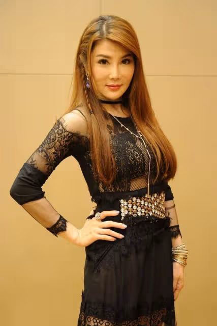 50+楊麗菁身材太好了,穿蕾絲裙秀完美曲線,熟女韻味真迷人