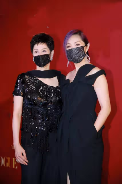 楊千嬅哪有奔五的樣?穿黑色禮裙配紫色染髮,優雅高級又不失潮范