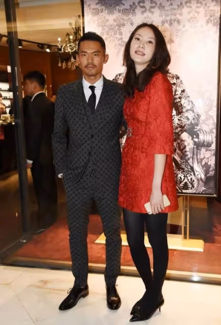 林丹老婆這模特身材太驚艷,一襲紅裙明艷大氣,與冠軍老公配一臉