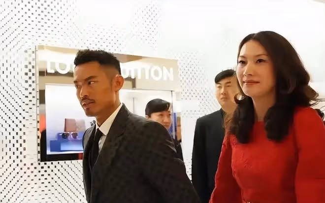 林丹老婆這模特身材太驚艷,一襲紅裙明艷大氣,與冠軍老公配一臉