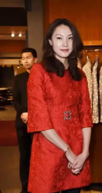 林丹老婆這模特身材太驚艷,一襲紅裙明艷大氣,與冠軍老公配一臉