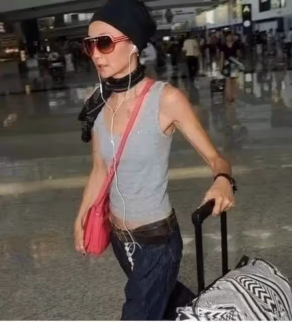 張曼玉瘦成行走的紙片人,穿背心暴露乾癟身材,毫無女人味可言