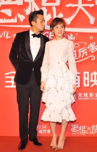 孫儷夫婦罕合體，她穿碎花裙氣質脫俗似仙女，鄧超當眾索吻太可愛
