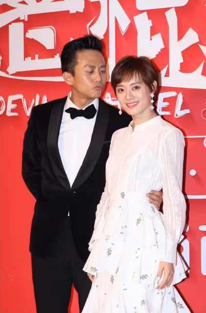 孫儷夫婦罕合體，她穿碎花裙氣質脫俗似仙女，鄧超當眾索吻太可愛