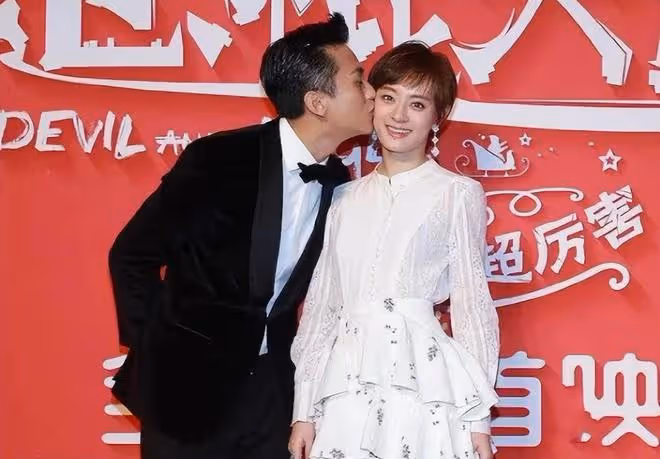 孫儷夫婦罕合體，她穿碎花裙氣質脫俗似仙女，鄧超當眾索吻太可愛