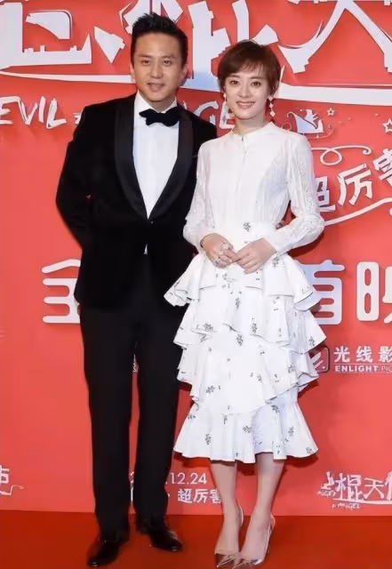 孫儷夫婦罕合體，她穿碎花裙氣質脫俗似仙女，鄧超當眾索吻太可愛