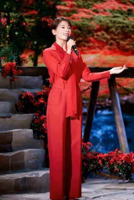 劉濤變「央視臉」氣場開掛，穿襯衫套裝表演節目，美得大氣又高級