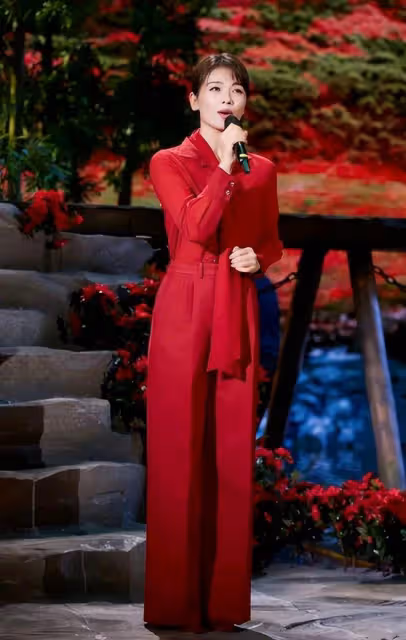 劉濤變「央視臉」氣場開掛，穿襯衫套裝表演節目，美得大氣又高級