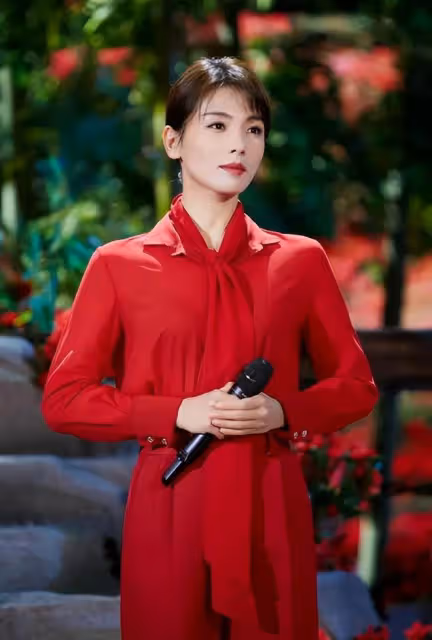 劉濤變「央視臉」氣場開掛，穿襯衫套裝表演節目，美得大氣又高級