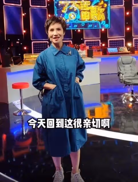 61歲徐俐活成奶奶輩驕傲,穿襯衫裙配小白鞋,青春時尚太洋氣了
