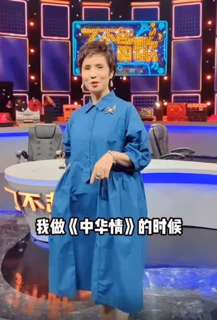 61歲徐俐活成奶奶輩驕傲,穿襯衫裙配小白鞋,青春時尚太洋氣了