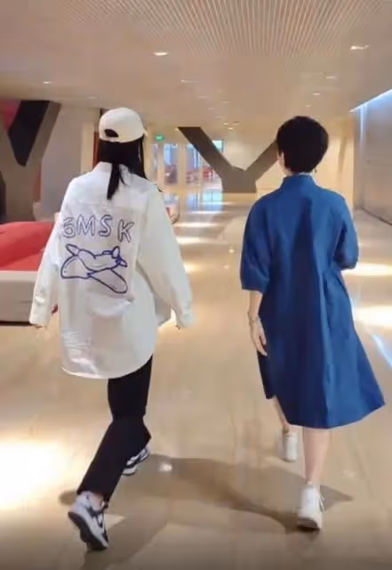 61歲徐俐活成奶奶輩驕傲,穿襯衫裙配小白鞋,青春時尚太洋氣了