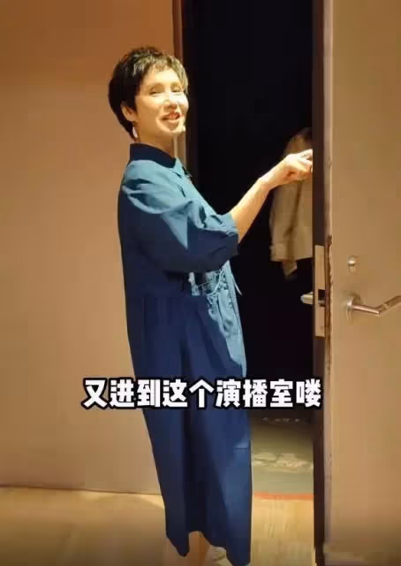 61歲徐俐活成奶奶輩驕傲,穿襯衫裙配小白鞋,青春時尚太洋氣了