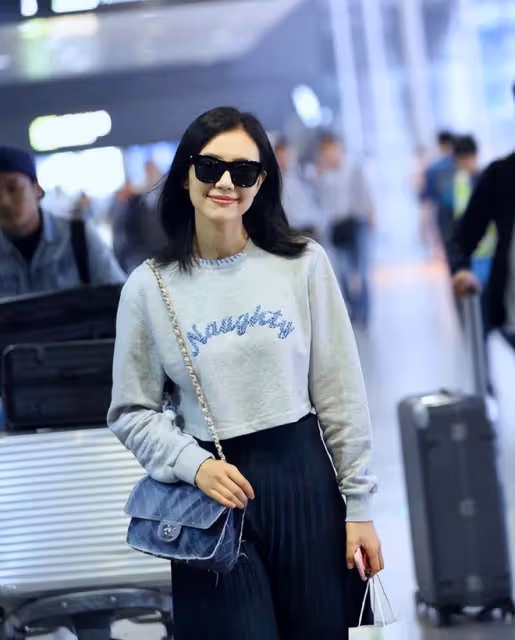 衛衣也能穿出優雅感?女神高圓圓親身示範衛衣的氣質穿搭,美爆了