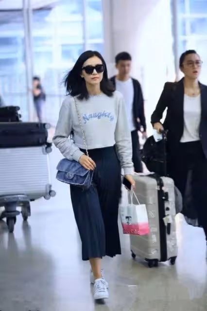 衛衣也能穿出優雅感?女神高圓圓親身示範衛衣的氣質穿搭,美爆了
