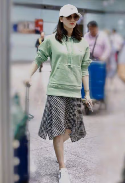 衛衣也能穿出優雅感?女神高圓圓親身示範衛衣的氣質穿搭,美爆了
