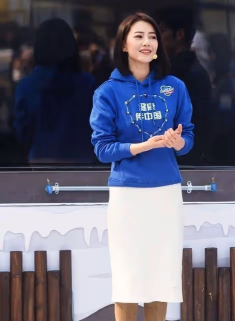 衛衣也能穿出優雅感?女神高圓圓親身示範衛衣的氣質穿搭,美爆了