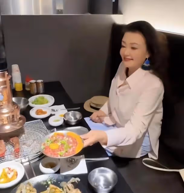 汪小菲開心！馬筱梅與張蘭同桌吃飯，乖巧敬酒獲得張蘭歡心