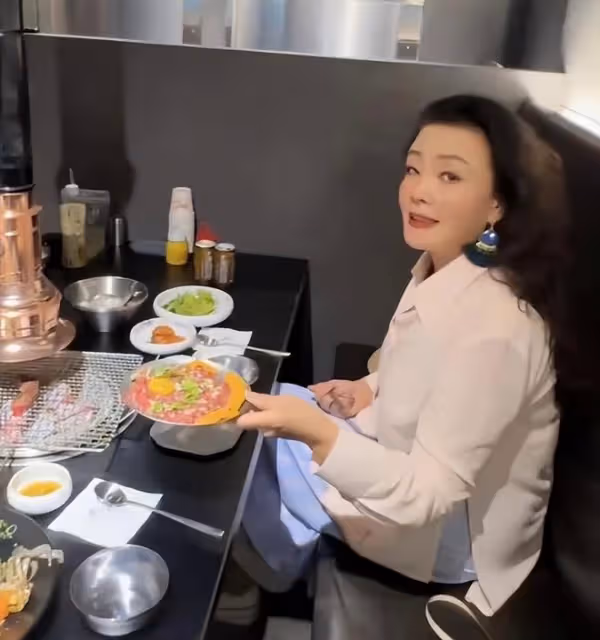 汪小菲開心！馬筱梅與張蘭同桌吃飯，乖巧敬酒獲得張蘭歡心
