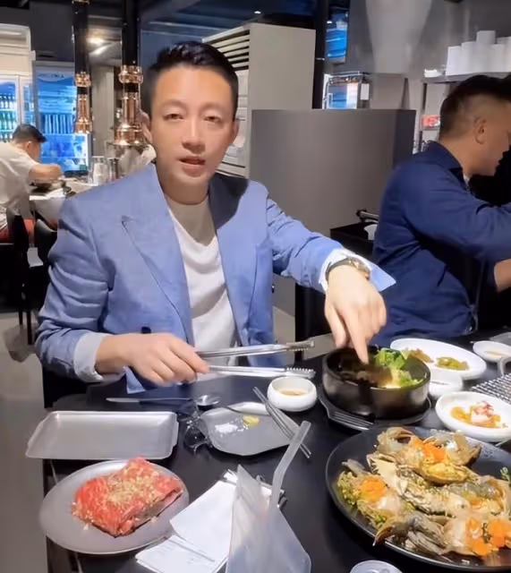 汪小菲開心！馬筱梅與張蘭同桌吃飯，乖巧敬酒獲得張蘭歡心