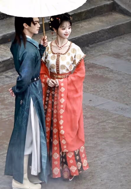 網友稱讚田曦薇《子夜歸》妝造好美，尤其是藍色花鈿，元氣又甜美