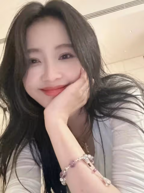 孫怡罕見泳裝美照,穿白色比基尼賣萌,身材纖瘦小蠻腰超搶鏡