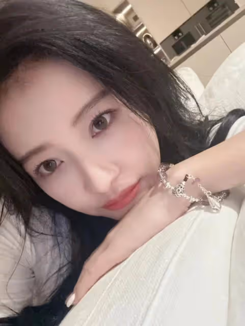 孫怡罕見泳裝美照,穿白色比基尼賣萌,身材纖瘦小蠻腰超搶鏡