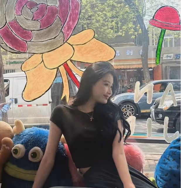 孫怡罕見泳裝美照,穿白色比基尼賣萌,身材纖瘦小蠻腰超搶鏡