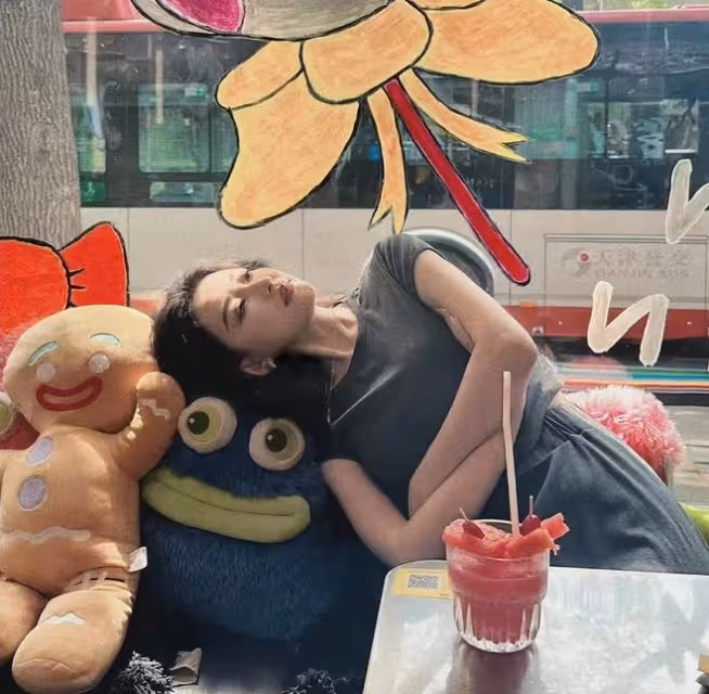 孫怡罕見泳裝美照,穿白色比基尼賣萌,身材纖瘦小蠻腰超搶鏡