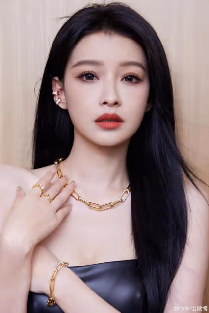 孫怡罕見泳裝美照，穿白色比基尼賣萌，身材纖瘦小蠻腰超搶鏡