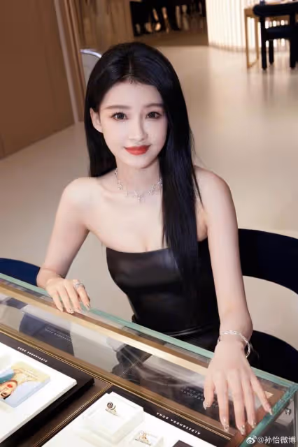 孫怡罕見泳裝美照，穿白色比基尼賣萌，身材纖瘦小蠻腰超搶鏡