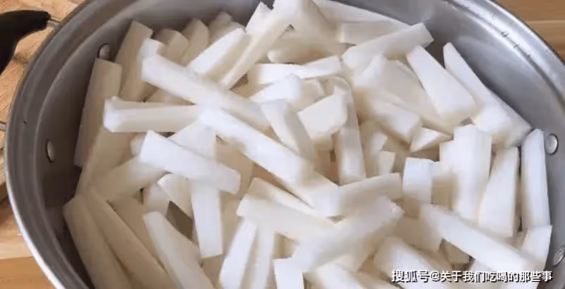 曬蘿蔔乾,直接曬好還是放鹽好?教你一招,爽脆鮮香,放一年不壞
